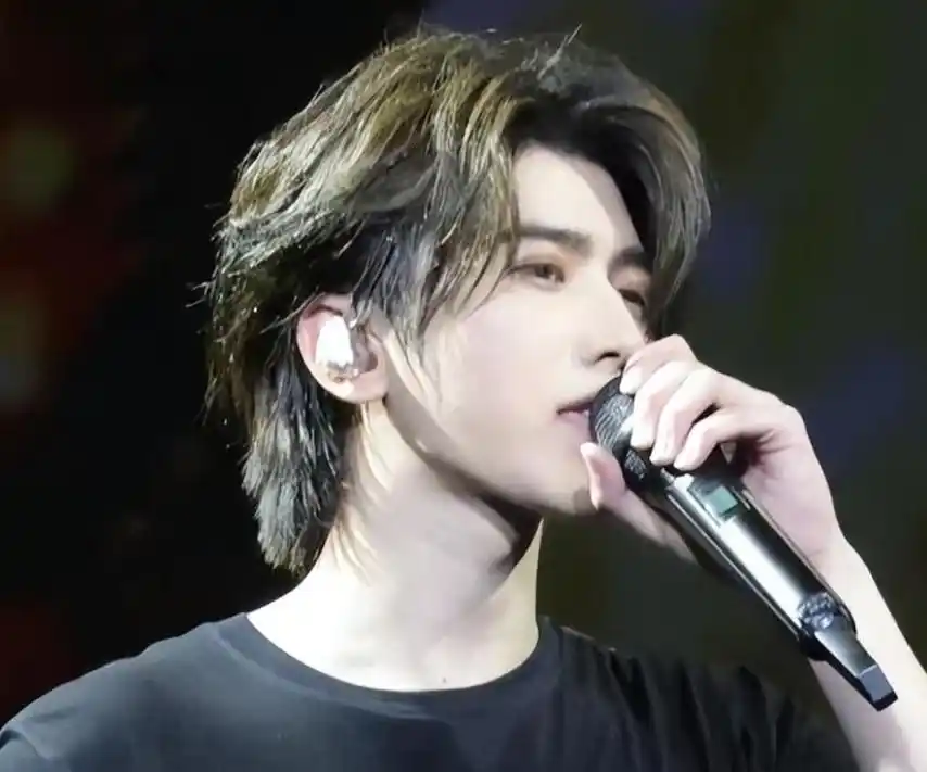 蔡徐坤未摘下耳机因此他向粉丝道歉时受到了质疑