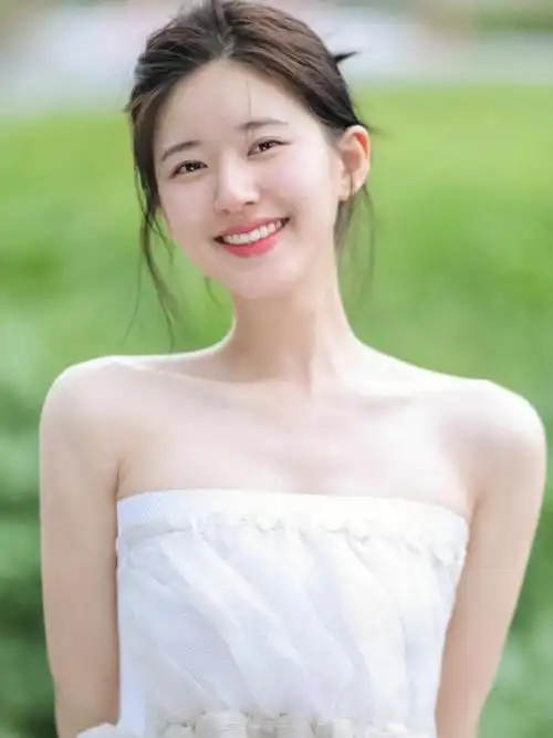 赵露思露肩长裙勾勒完美曲线婀娜身姿舞飘逸