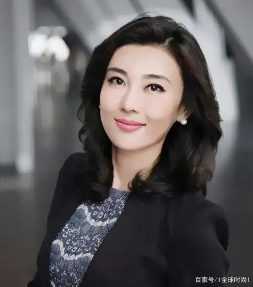 高颜值主持人李红 天生丽质高挑美丽 穿白色薄纱裙美如天仙