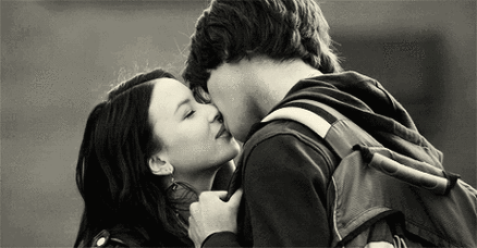 接吻的时候女生的手放哪比较合适