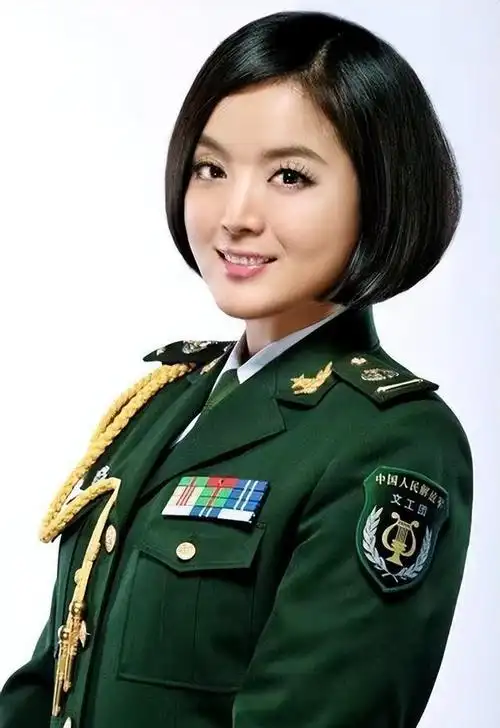 著名歌手白雪:人到中年突然爆红,离异后相守了完美的"姐弟恋"