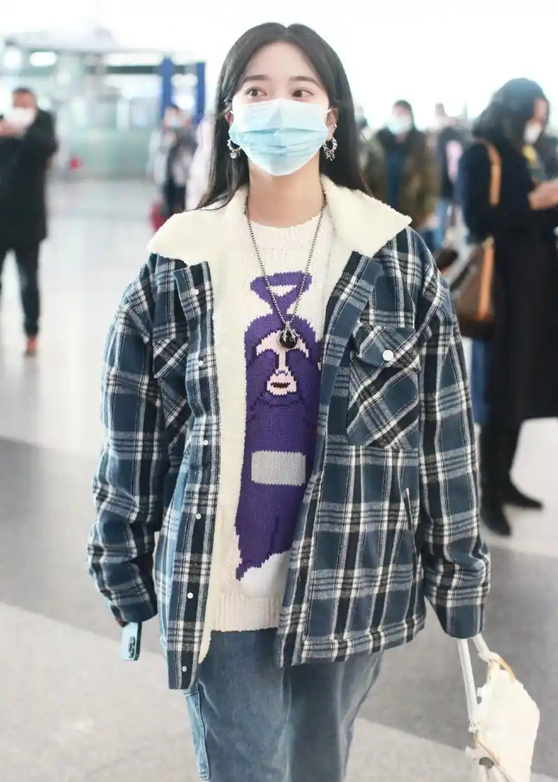 张紫宁今日机场出发饭拍更新,乖巧甜美的美少女穿搭模板