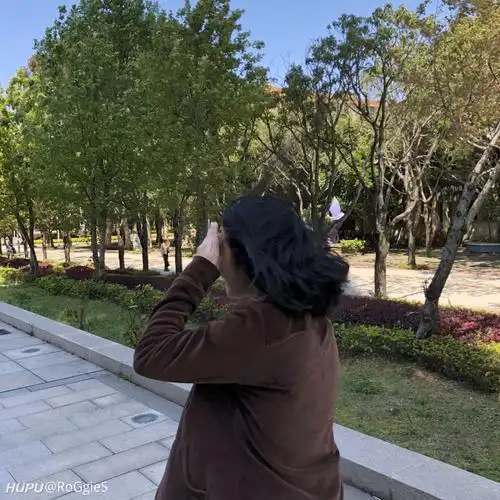 福利就上她的背影吧