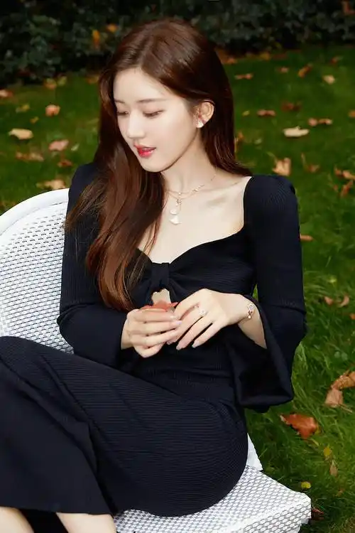 女星赵露思造型合集:呆萌可爱,甜美青春