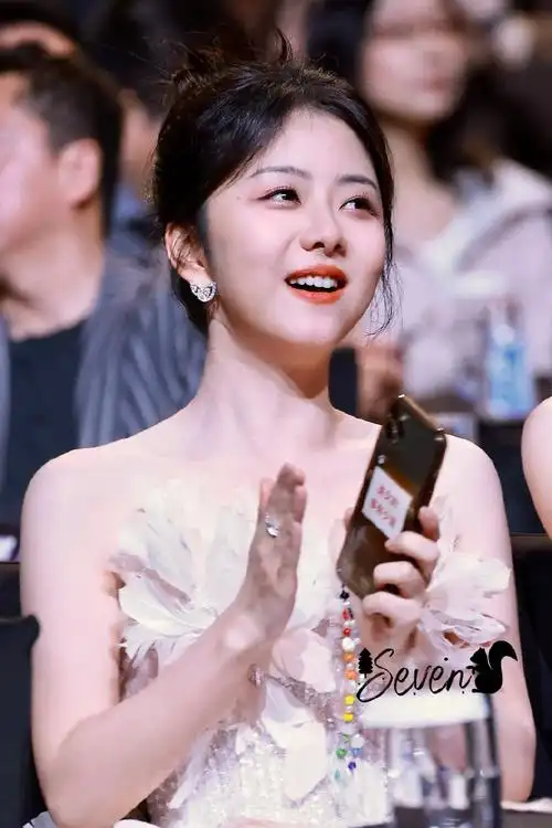 谭松韵超话01#谭松韵银河抹胸羽毛长裙#镜头下的每一个你93