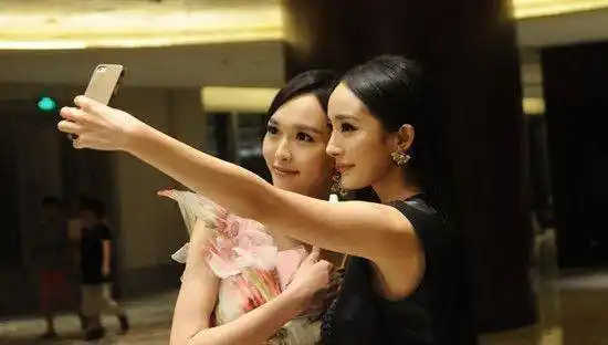 同学聚会不见袁姗姗引猜测:是杨幂树敌太多还是袁姗姗不合群?