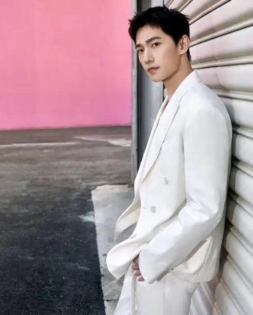 韩国街头小广告盗用杨洋照片,当事人:已委托律师处理!_腾讯新闻