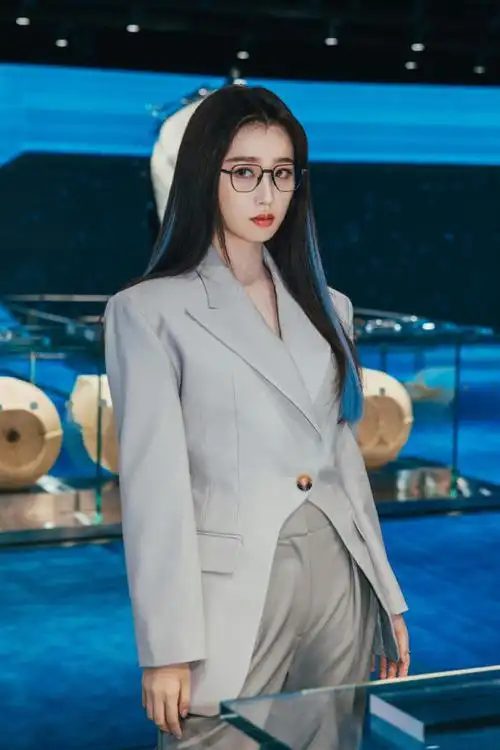 虞书欣风格大变,穿西服套装凹造型,戴黑框眼镜文艺有个性