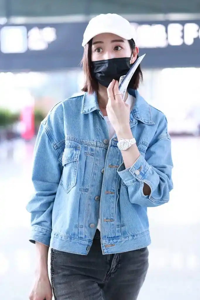 张钧甯身穿蓝色牛仔外套搭配修身牛仔裤机场现身