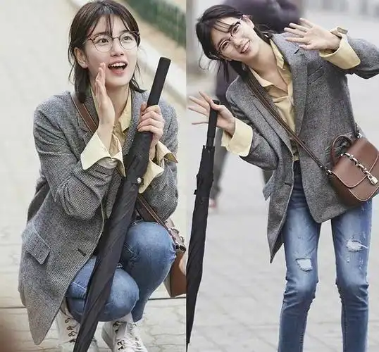 裴秀智黑色大衣,搭微喇牛仔裤,气场十足走路都带风的样子