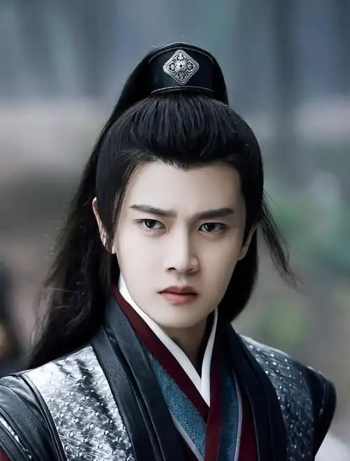 任嘉伦的现代装和古装两种不同扮相的差别可以说是很大了.