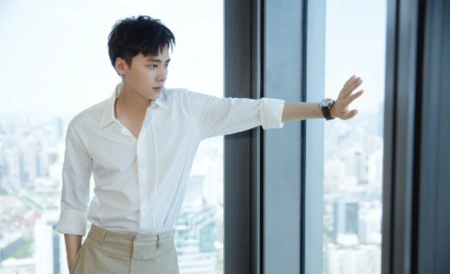 李易峰抽烟被拍美女点烟动作娴熟明星抽烟是因为压力大