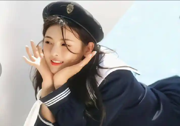 杨超越唯美海军风写真,身穿蓝色水手服,一张初恋脸模样清纯气质_美颜