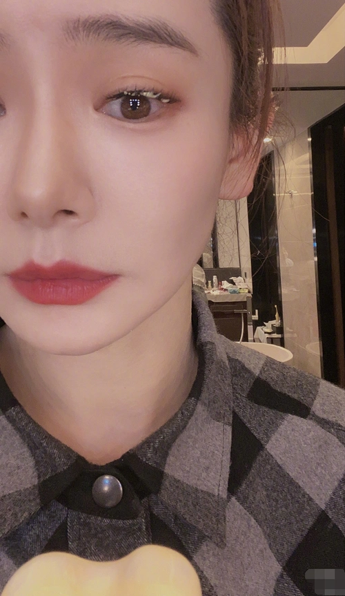 时隔349天戚薇晒自拍,冰淇淋吃成"爱你"的样子,看到睫毛太真实了