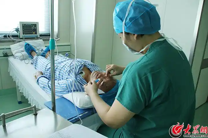 手术前,医护人员给范庆芳老人清洗眼睛