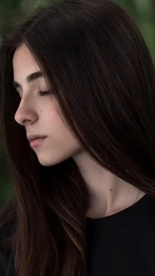 黑头发的女孩,黑色礼服,背景虚化 iphone 壁纸