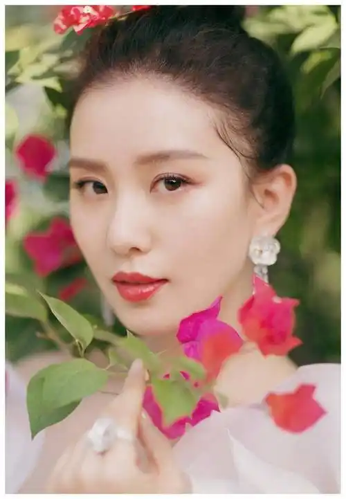 原创刘诗诗白色鱼尾流苏裙真亮眼金鸡奖闭幕装宛若一只高贵白天鹅