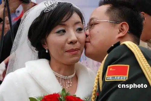 组图:中国首届山水婚典在桂林举行