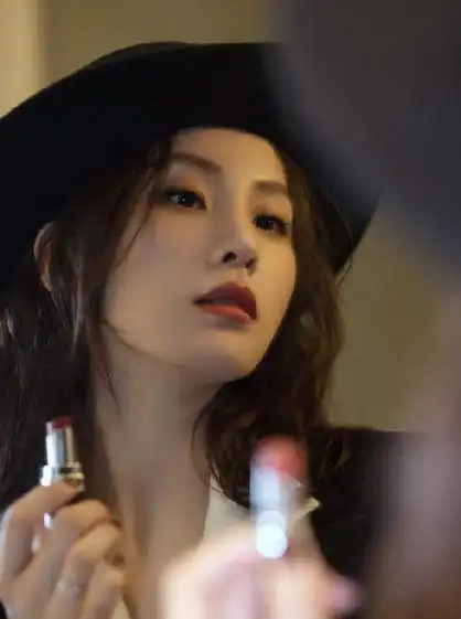 女明星的黑西装造型