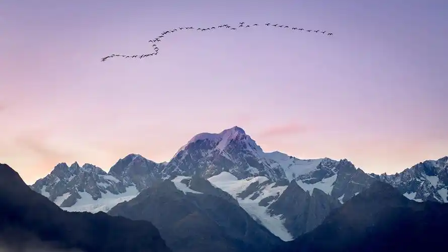 雄伟的山峰图片高清宽屏桌面壁纸