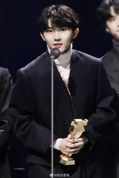 马嘉祺黑色西装随拍