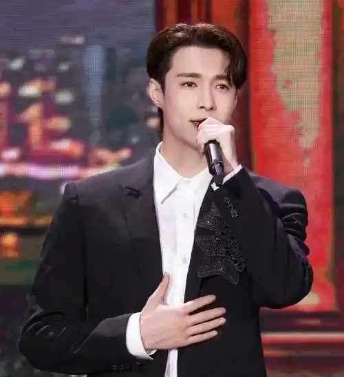 张艺兴参加文艺汇演,大背头造型超帅,小女孩见后的反应太真实了_明星