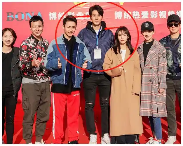 都说彭冠英身高189,当他跟刘凯蔡文静站一块,有无说谎很显然__财经