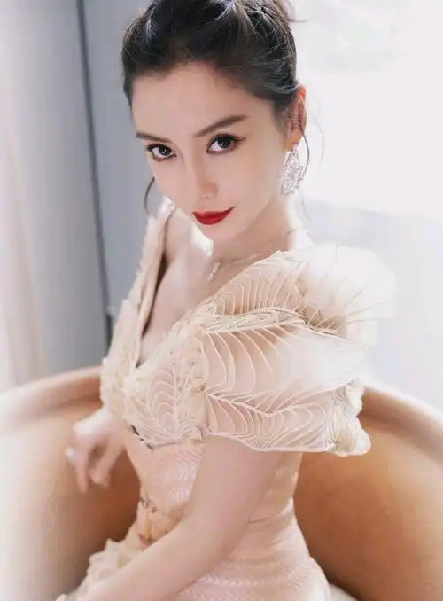 杨颖新造型曝光穿小黑裙走萝莉风桃心亮相爱了