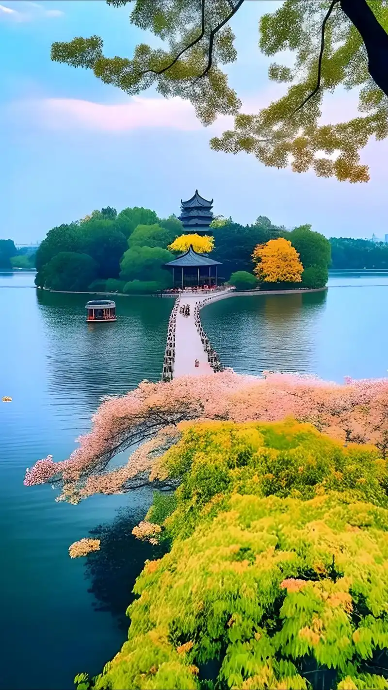 晴朗的金秋,西湖美景美如画.#感受大自然的气息和美景 #风景 - 抖音