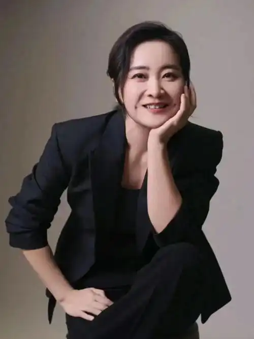 从"翘不起二郎腿"到"浑身肌肉",贾玲究竟是如何熬过这一年的