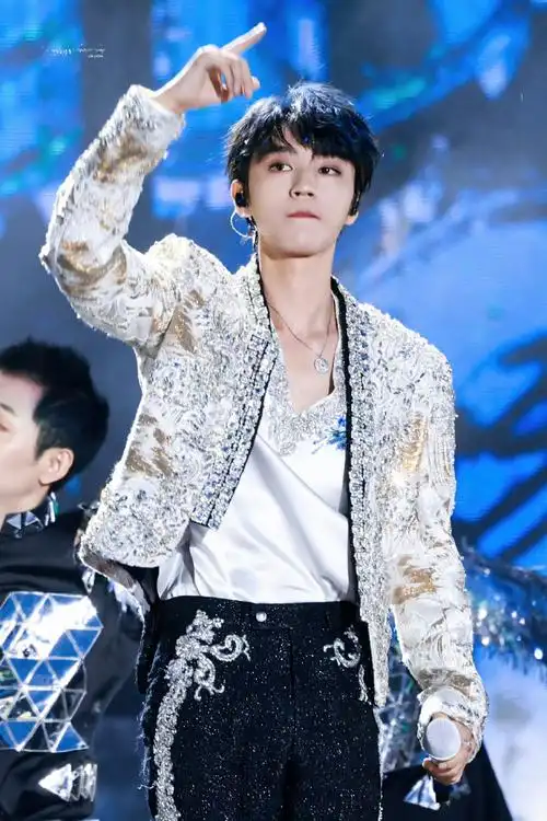 愚人节站姐团建#  不是站姐,但想分享我最帅的男朋友  @tfboys