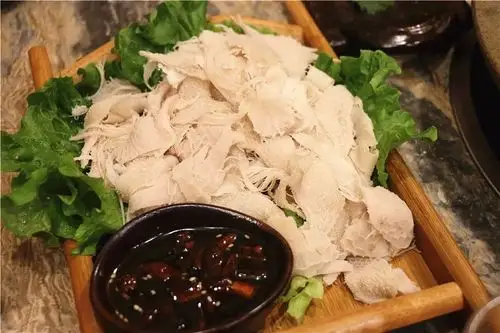 成了桌上最下货的菜但蘸上这碗蘸料本来平平无奇白嫩嫩的手撕羊肚手撕