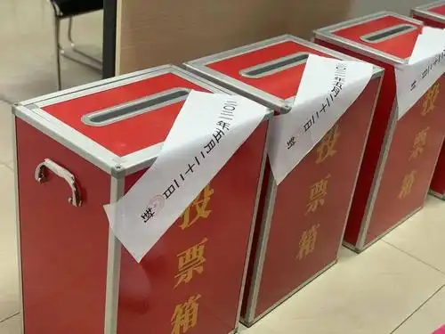 贴封条展示票箱监票人员展示票箱并贴上封条会上,耿书记介绍了新一届