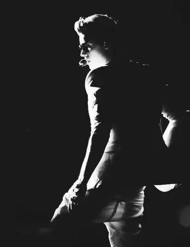 求有贾斯汀比伯的图片,可以做qq头像的!黑白,彩色均可.