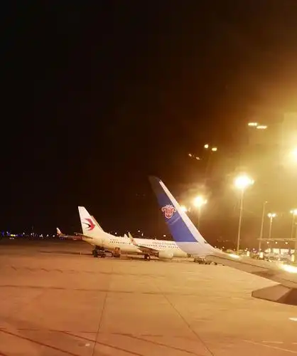 20日晩9点30今在广州国际机场起飞经2小时30分抵达成都双流国际机场.