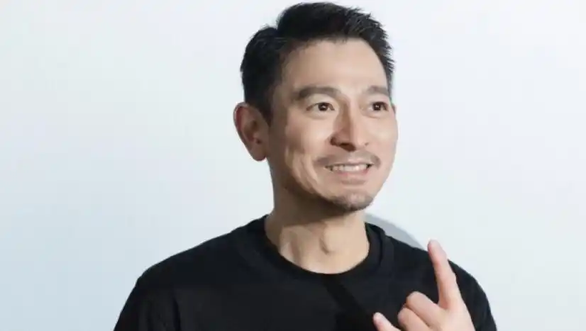 62岁刘德华被00后粉丝叫老婆,从一脸懵到逐渐接受:那你养我哦