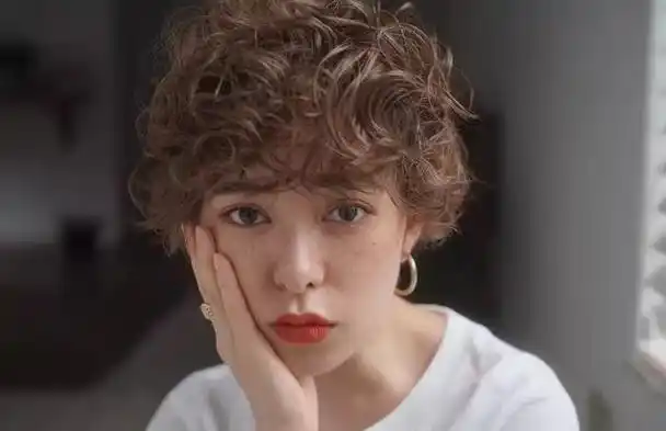 卷发会显老,其实大可不必担心,显老是发型的款式选择问题,还有头发