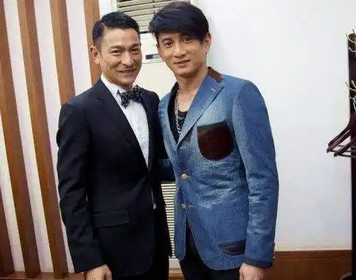 刘德华与吴奇隆合照的时候,笑的非常开心,就像是兄弟之间合影一样.