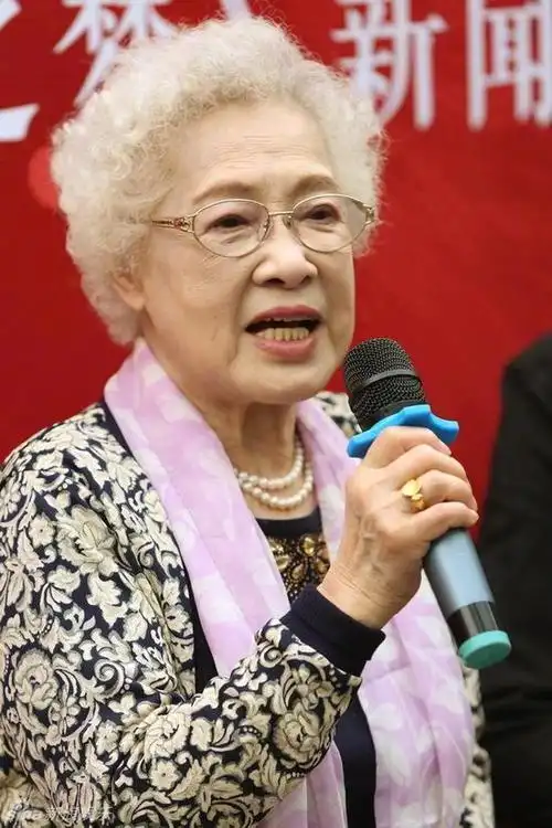 愿您安息秦怡1922年出生于上海,于1938年开启表演生涯,曾出演《茶花女