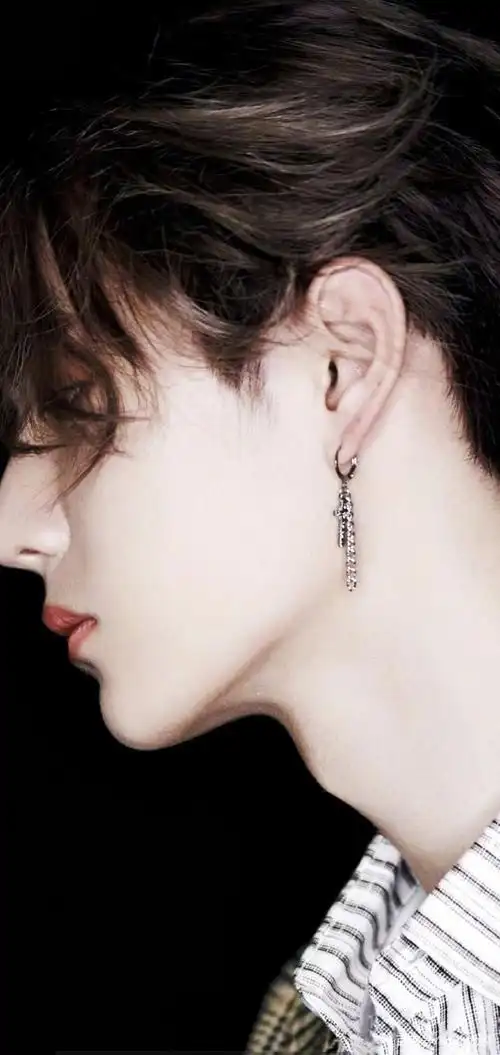 王一博喉结照!粉丝:吞口水了