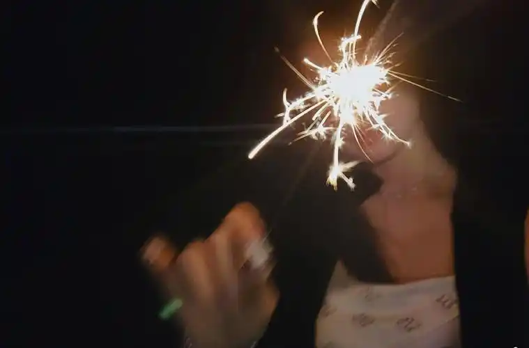 林允分享日常美照手拿仙女烟花棒氛围感拉满