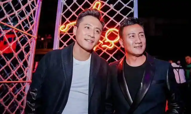 胡军曾与刘烨演过情侣,他认为"同性恋之间的情感的那种纯粹,甚至远