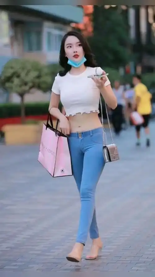 小姐姐的牛仔裤太紧了,都勒出缝了#日常自拍 #街拍美女-时尚视频-搜狐