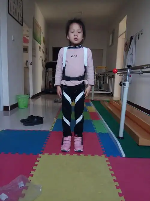 内八字脚(coolname)是指走路时脚尖向内,右脚向左偏,左脚向右偏交替