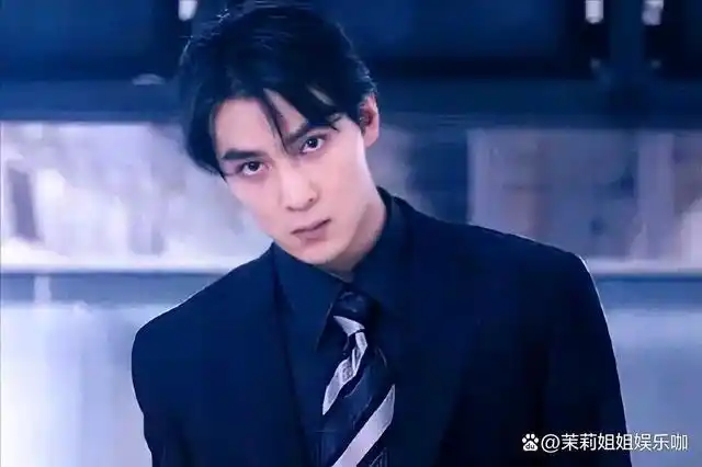 曾经的吴彦祖可以说是"帅气"的代名词,在网上,我们经常能看到有人自称