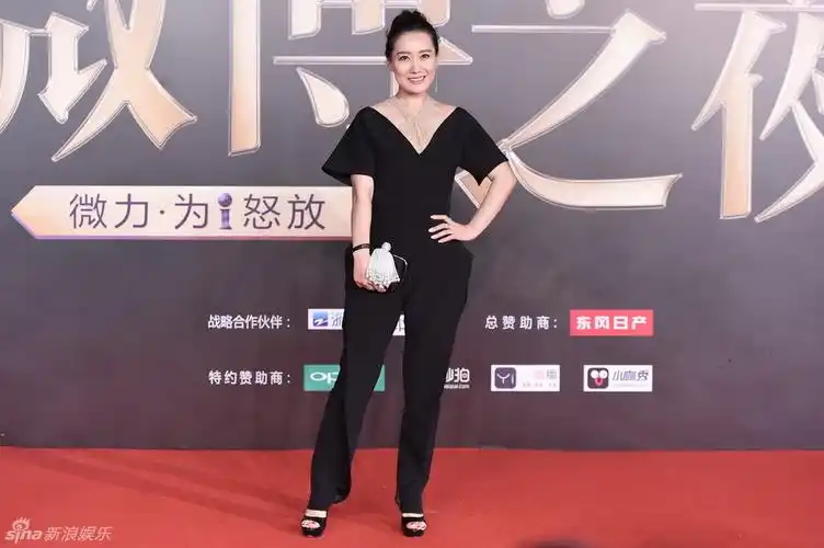 谭晶黑衣别致不走寻常路