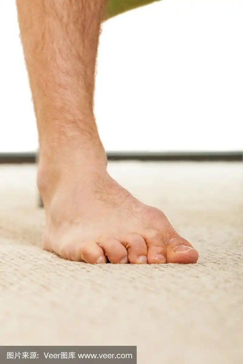 男人的脚站在地毯上的特写