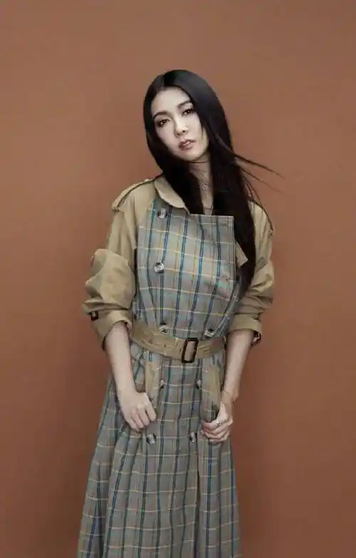 回到《乘风2024》的舞台,并联同早几代"姐姐"代表a lin,王霏霏及孟佳