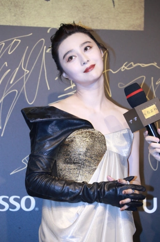 范冰冰穿露肩礼服女王范十足 白皙肌肤配红唇超美