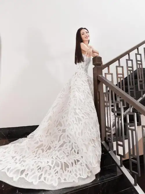 佟丽娅超话#第十届丝绸之路国际电影节#    白色黛雪,迎光而行.